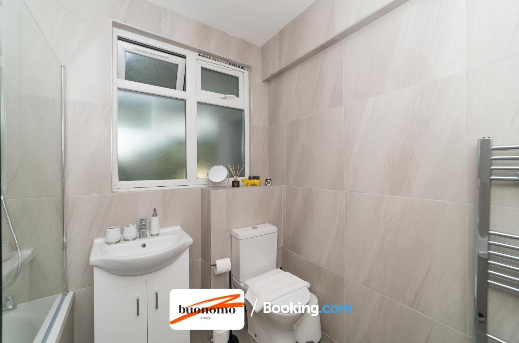 Two Bedroom Apartment By Buonomo Stays Short Lets & Serviced Accommodation With Balcony Londra Exterior foto